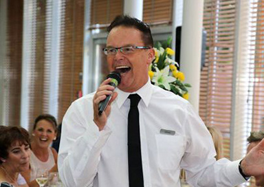 Impromptu Singing Waiters - Singing Waiters