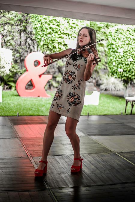 Naomi The Violinist - Acoustic & Electric Violinist